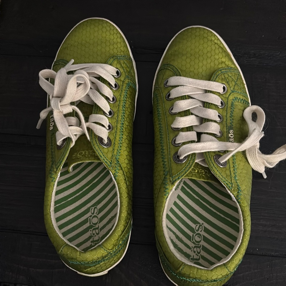 Taos sneakers size 7